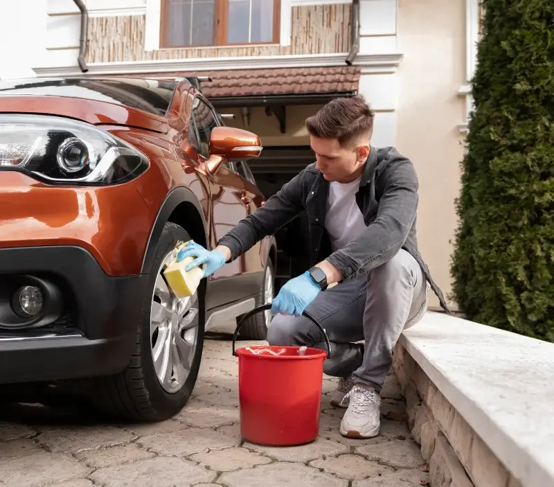 Lavage auto à domicile Chainaz-les-Frasses : professionnel intervenant sur un véhicule